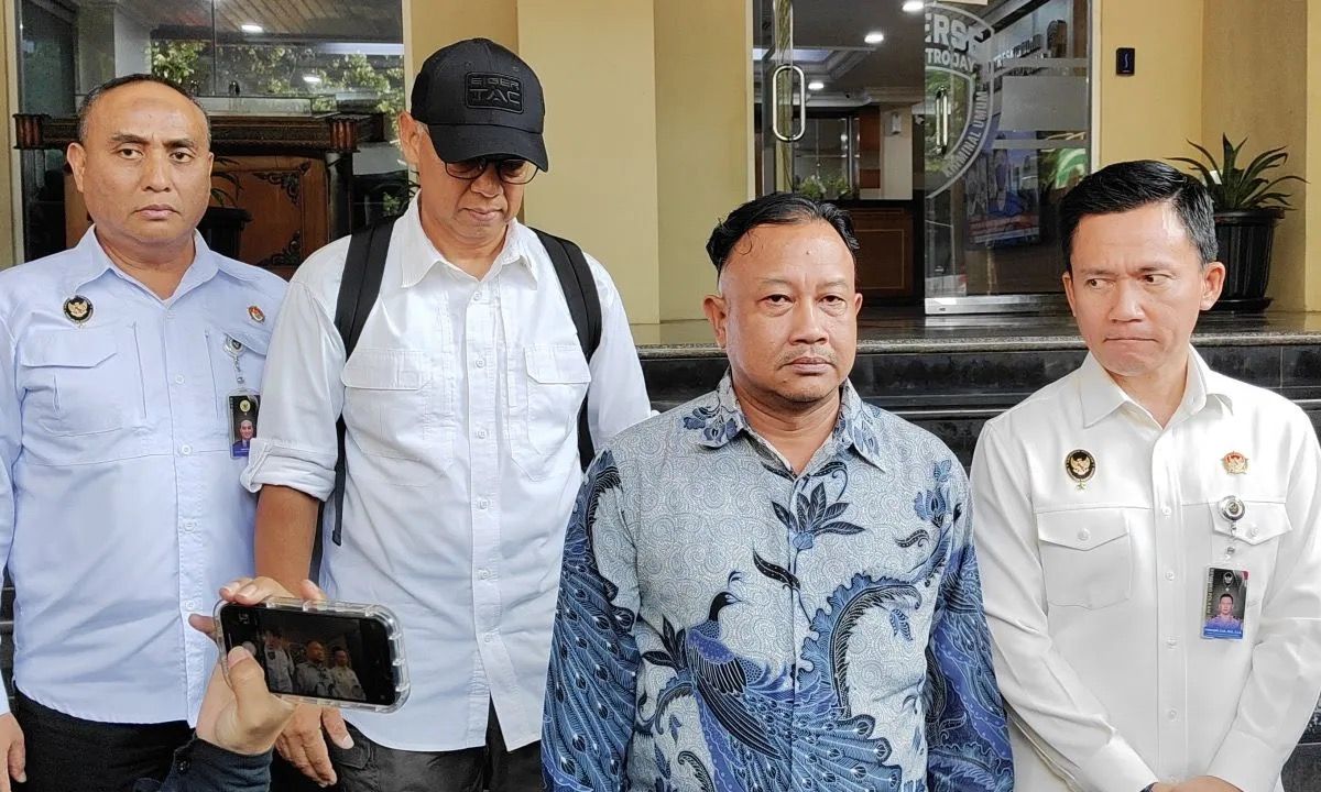 Komisioner Kompolnas Mohammad Choirul Anam (batik biru) saat ditemui di Polda Metro Jaya, Selasa, 22 Juli 2025. <b>(Antara)</b>