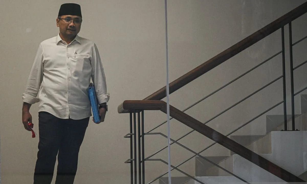 Mantan Menteri Agama Yaqut Cholil Qoumas berjalan keluar usai menjalani pemeriksaan di Gedung Merah Putih KPK, Jakarta, Senin (1/9/2025). Yaqut Cholil Qoumas dimintai keterangan selama tujuh jam terkait penyelidikan kasus dugaan korupsi kuota haji kh <b>(Antara)</b>