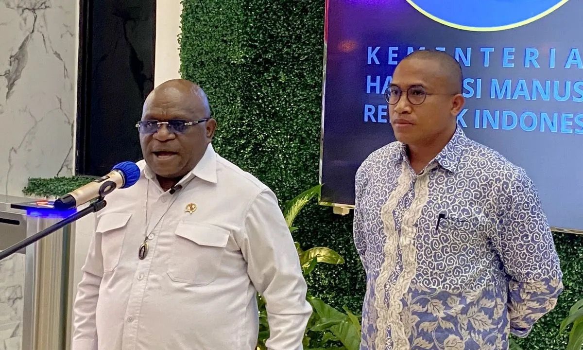 Menteri HAM Natalius Pigai (kiri) menyampaikan keterangan terkait teror yang dialami Ketua BEM UGM Tiyo Ardianto. <b>(Antara)</b>