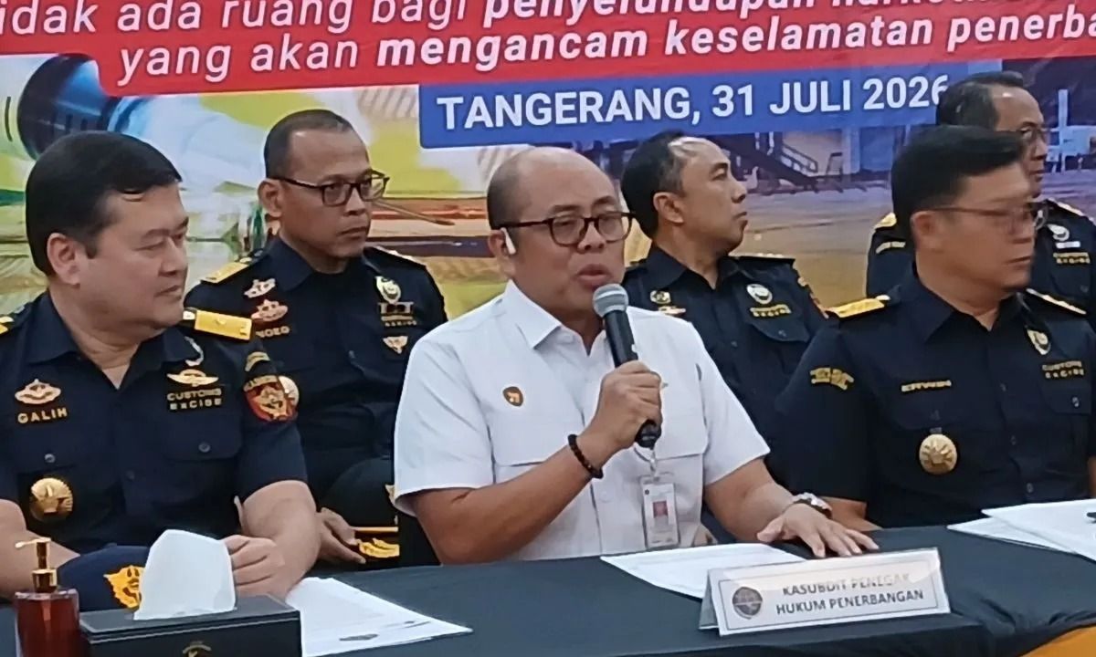 Kasubdit Penegakan Hukum Penerbangan Dody Dharma Cahyadi memberikan keterangan resmi terkait pengungkapan kasus penyelundupan narkoba yang melibatkan oknum pilot dari negara Malaysia di Bandara Soetta, Tangerang, Banten pada Jumat, 31 Juli 2026, <b>(Antara)</b>