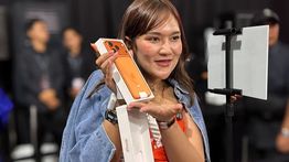 Pecinta Apple Sambut Peluncuran iPhone 17 di Indonesia, Pembeli Antre dari Dini Hari