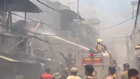 Upaya pemadaman kebakaran yang melanda permukiman warga di Kelurahan Tangki, Tamansari, Jakarta Barat, mengalami hambatan karena minimnya akses sumber air serta rapatnya bangunan di lokasi kejadian.