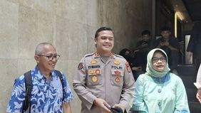 Keluarga almarhum diplomat muda Arya Daru Pangayunan (ADP) mendatangi Polda Metro Jaya pada Senin untuk memenuhi undangan penyidik sekaligus menyerahkan sejumlah data terbaru terkait penyelidikan kematian Arya Daru.