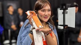 Tepat pukul 00.01 WIB pada Jumat, 17 Oktober 2025, Apple resmi meluncurkan lini iPhone 17 di Indonesia, mencakup iPhone 17, iPhone 17 Pro, iPhone 17 Pro Max, dan iPhone Air. Peluncuran ini disambut antusias oleh para pembeli di sejumlah toko resmi Ap