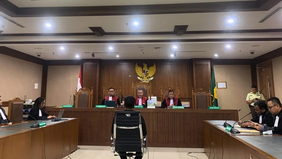 Admin sekaligus pemilik akun Instagram @bekasi_menggugat, Wawan Hermawan, dijatuhi hukuman tujuh bulan penjara setelah dinyatakan terbukti melakukan manipulasi serta pengeditan konten terkait aksi demonstrasi yang berujung kericuhan pada Agustus 2025