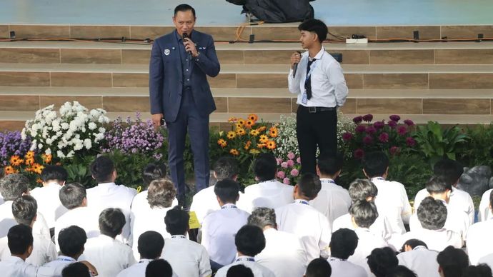 Menko Infrastruktur dan Pembangunan Kewilayahan Agus Harimurti Yudhoyono (kiri) saat orasi kebangsaannya bertema Mempersiapkan Generasi Tangguh untuk Pembangunan Infrastruktur dan Kewilayahan Indonesia Emas 2045 di kampus ITS, Surabaya, Senin, 4 Agustus 2025.