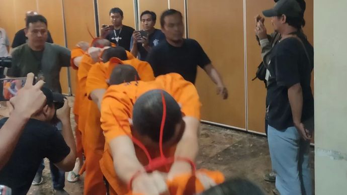 Para tersangka kasus penculikan yang berujung kematian Kepala Cabang Pembantu (KCP) salah satu bank di Jakarta Pusat berinisial MIP (37) digiring keluar dari jumpa pers di Polda Metro Jaya, Selasa, 16 September 2025.