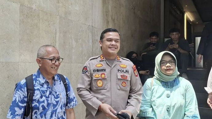 Perwakilan sekaligus tim kuasa hukum keluarga Arya Daru Pangayunan, Dwi Librianto (kiri), bersama dengan Kepala Bidang Penmas Polda Metro Jaya AKBP Reonald Simanjuntak bertemu di Polda Metro Jaya, Jakarta, Senin, 6 Oktober 2025.