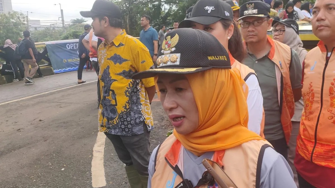 Wali Kota Jakarta Barat Iin Mutmainnah memberikan keterangan kepada wartawan di Cengkareng, Jumat (17/4/2026) terkait peristiwa kebakaran yang menewaskan satu keluarga di Jalan Rambutan Timur VI, Tanjung Duren, Grogol Petamburan, Jumat dini hari. ANTARA/Risky Syukur.