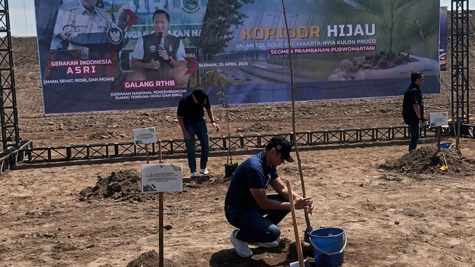 Menteri Koordinator Bidang Infrastruktur dan Pembangunan Kewilayahan Agus Harimurti Yudhoyono (AHY) saat melakukan penanaman pohon Trembesi di Koridor Hijau ruas Tol Prambanan-Purwomartani, Sleman, Sabtu. (25/4/2026).ANTARA/Vice Sat Pranyoto