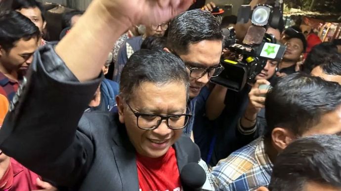 Sekretaris Jenderal PDI Perjuangan Hasto Kristiyanto (kiri) saat menginjakkan kaki keluar dari lingkungan Rumah Tahanan Komisi Pemberantasan Korupsi setelah resmi bebas usai mendapatkan amnesti Presiden Prabowo Subianto, di Jakarta, Jumat, 1 Agustus 2025.