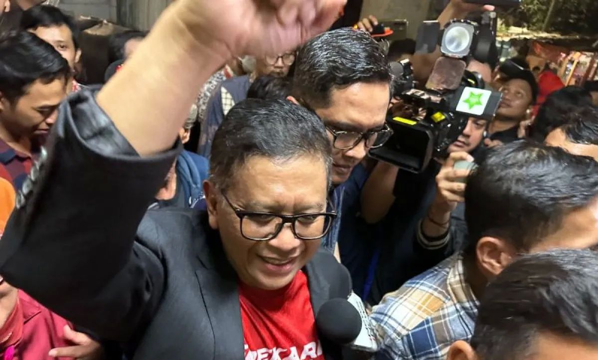 Sekretaris Jenderal PDI Perjuangan Hasto Kristiyanto (kiri) saat menginjakkan kaki keluar dari lingkungan Rumah Tahanan Komisi Pemberantasan Korupsi setelah resmi bebas usai mendapatkan amnesti Presiden Prabowo Subianto, di Jakarta, Jumat, 1 Agustus  <b>(ANTARA)</b>