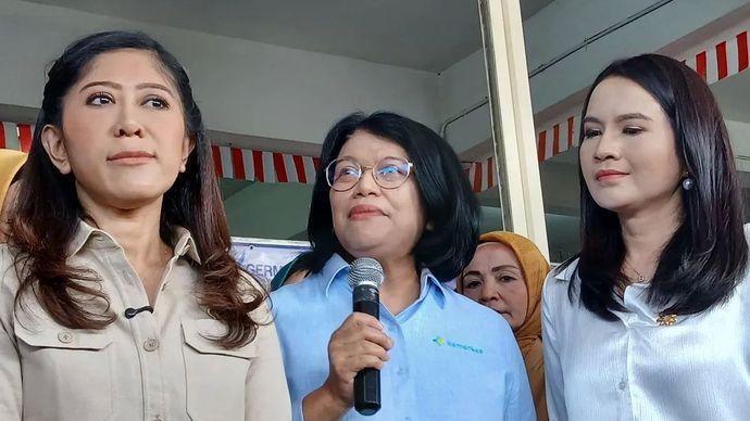 Dirjen Farmasi dan Alat Kesehatan Kemenkes, Rizka Andalucia (tengah). Senin, 4 Agustus 2025.