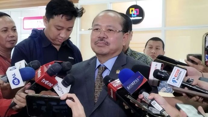 Ketua Komisi Yudisial (KY) Amzulian Rifai saat memberi keterangan pers di kompleks parlemen, Jakarta, Senin, 8 September 2025.