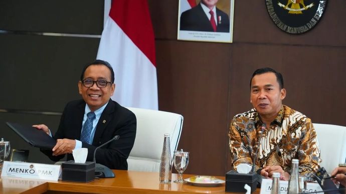 Mendukbangga/Kepala BKKBN Wihaji (kanan) melaporkan pelaksanaan pembangunan kependudukan dan pembangunan keluarga untuk mewujudkan stabilitas demografi pada Menko PMK Pratikno (kiri).