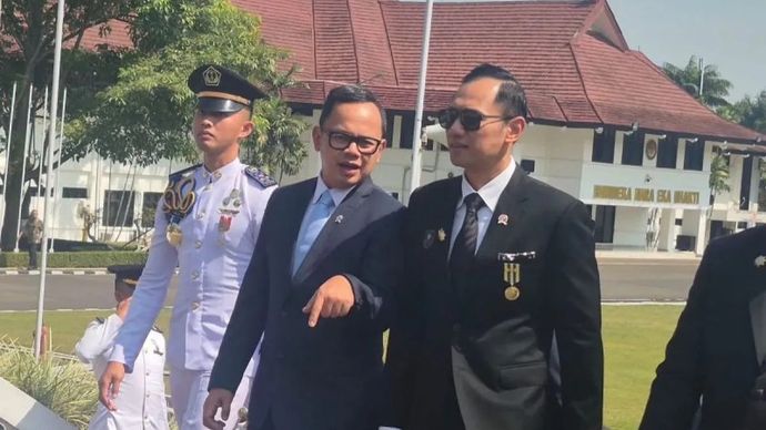 Menteri Koordinator Bidang Infrastruktur dan Pembangunan Kewilayahan (Menko IPK), Agus Harimurti Yudhoyono (AHY), didampingi oleh Wakil Menteri Dalam Negeri (Wamendagri), Bima Arya Sugiarto, saat berkunjung ke IPDN Jatinangor, Sumedang, Jawa Barat, pada Kamis, 18 Juni 2026.