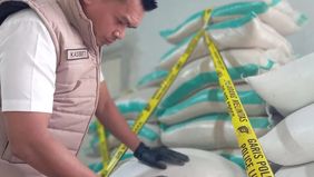 Kepolisian Daerah Nusa Tenggara Barat (Polda NTB) mengamankan seorang aparatur sipil negara (ASN) berinisial NA (40) atas dugaan keterlibatan dalam praktik pengoplosan beras bermerek palsu seperti BERAS MEDIUM, BERASKITA dan SPHP.