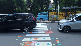 Aksi warga menggambar ulang zebra cross di Jalan Prof. DR. Soepomo, Tebet, Jakarta Selatan, dinilai sebagai bentuk pemenuhan hak dasar pejalan kaki atas fasilitas yang aman dan layak.