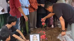 Suasana haru menyelimuti pemakaman korban kecelakaan kereta di Stasiun Bekasi Timur, Harum Anjasari (27), yang dimakamkan di Tempat Pemakaman Umum (TPU) Cipayung, Jakarta Timur, Rabu siang. 