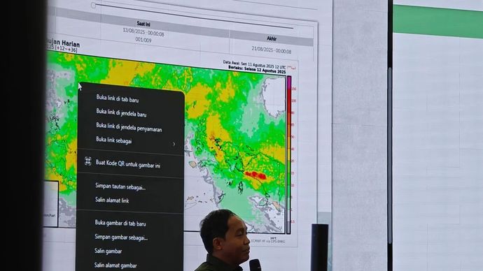Menteri Kehutanan Raja Juli Antoni menyampaikan paparan pada rapat koordinasi dengan Kepala BMKG dan BNPB di command center Gedung Multi Hazard Early Warning System (MHEWS), Kantor Pusat BMKG, Jakarta, Selasa, 12 Agustus 2025.