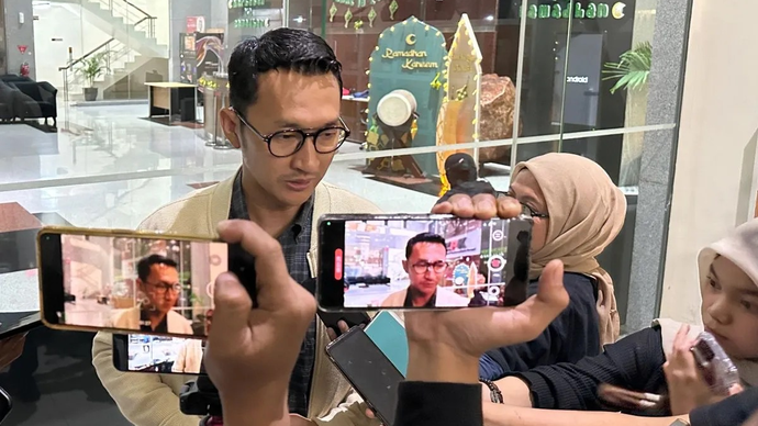 Juru Bicara Komisi Pemberantasan Korupsi Budi Prasetyo (kiri) memberikan keterangan di Gedung Merah Putih KPK, Jakarta, Kamis (2/4/2026). (ANTARA/Rio Feisal)