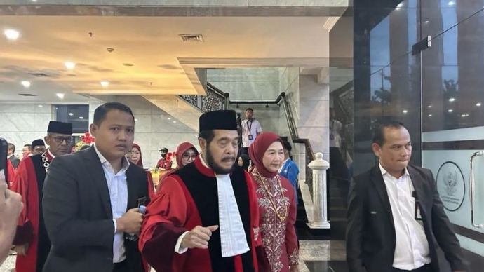 Hakim konstitusi Anwar Usman berjalan keluar gedung MK usai wisuda purnabakti di Gedung MK, Jakarta, Senin (13/4/2026). ANTARA/Laily Rahmawaty.