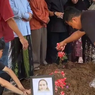 Duka Mendalam di TPU Cipayung, Harum Anjasari Dimakamkan Usai Kecelakaan Kereta Bekasi
