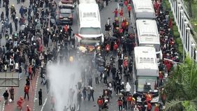 Sebanyak 13 orang ditangkap oleh Polda Metro Jaya karena melakukan aksi anarkis saat berlangsungnya unjuk rasa Hari Buruh Internasional (May Day) di depan Gedung DPR/MPR RI, Kamis, 1 Mei 2025.
