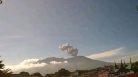 Gunung Marapi di Sumatera Barat kembali mengalami erupsi pada Senin (8/9) pagi. Letusan ini melontarkan abu vulkanik hingga 1.000 meter dari puncak, sementara Badan Geologi Kementerian ESDM menetapkan status Waspada dengan radius aman sejauh tiga kil