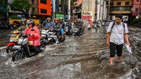 Curah hujan tinggi yang mengguyur wilayah DKI Jakarta dan sekitarnya memicu meluapnya Kali Mampang, sehingga mengakibatkan banjir di 12 rukun tetangga (RT) di Kelurahan Pela Mampang, Kecamatan Mampang Prapatan, Jakarta Selatan.