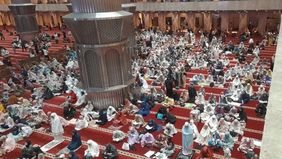 Ribuan jamaah dari berbagai daerah memadati Masjid Istiqlal, Jakarta Pusat, untuk melaksanakan sholat tarawih pertama Ramadhan 1447 Hijriah pada Rabu malam, 18 Februari 2026.