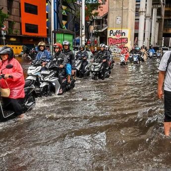 Hujan Deras Sebabkan 12 RT di Jakarta Selatan Terendam Banjir