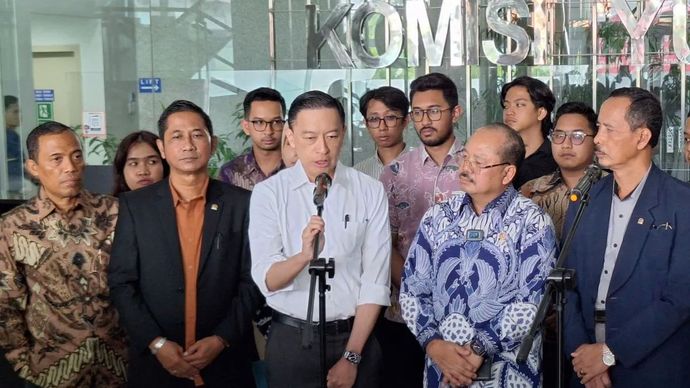 Mantan Menteri Perdagangan Thomas Trikasih Lembong alias Tom Lembong (tengah) memberikan keterangan kepada wartawan di Gedung Komisi Yudisial (KY), Jakarta, Senin, 11 Agustus 2025.
