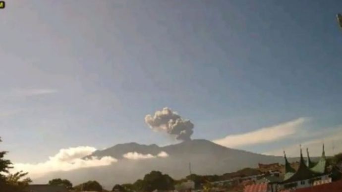 Gunung Marapi di Sumatera Barat meletus melontarkan abu vulkanik setinggi 1 kilometer ke udara dari kawah aktif, Senin, 8 September 2025 pagi. Badan Geologi Kementerian ESDM masih menetapkan status aktivitas Marapi berasa pada Level II atau Waspada dengan radius aman tiga kilometer dari arah kawah. 