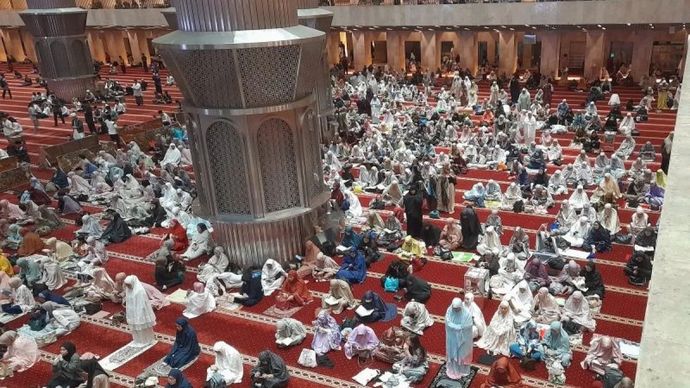 Suasana jamaah yang akan menyelenggarakan ibadah shalat tarawih hari pertama di Masjid Istiqlal, Jakarta Pusat, Rabu, 18 Februari 2026.