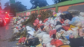 Pemerintah Kota Jakarta Barat (Pemkot Jakbar) menyatakan penumpukan sampah di beberapa tempat penampungan sementara (TPS), termasuk di Jalan Kali Kanal Banjir Barat (KBB), Kalianyar.