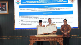 Kementerian Desa dan Pembangunan Daerah Tertinggal (Kemendes PDT) menegaskan keseriusan pemerintah dalam menyelesaikan persoalan infrastruktur dasar di wilayah pedesaan, khususnya terkait akses listrik dan keterbatasan jaringan internet.