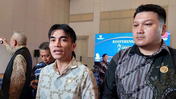 Ketua Lembaga Sensor Film (LSF) Naswardi (kiri) didampingi Ketua Subkomisi Apresiasi dan Promosi Lembaga Sensor Film (LSF), Gustav Aulia saat wawancara dengan awak media di Jakarta, Rabu, 13 Agustus 2025.