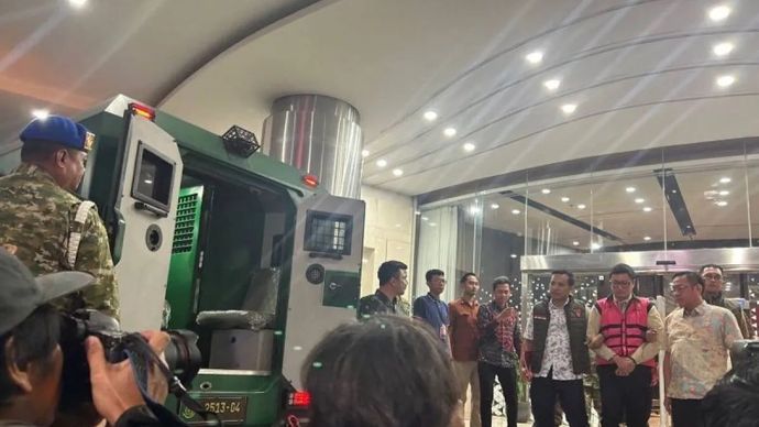 Andri Mulyono, Komisaris PT Yasa Artha Trimanunggal (YAT) digiring petugas Jampidsus Kejaksaan Agung masuk dalam mobil tahanan usai ditetapkan sebagai tersangka kasus dugaan tindak pidana korupsi tata kelola program Makan Bergizi Gratis (MBG) pada Ba