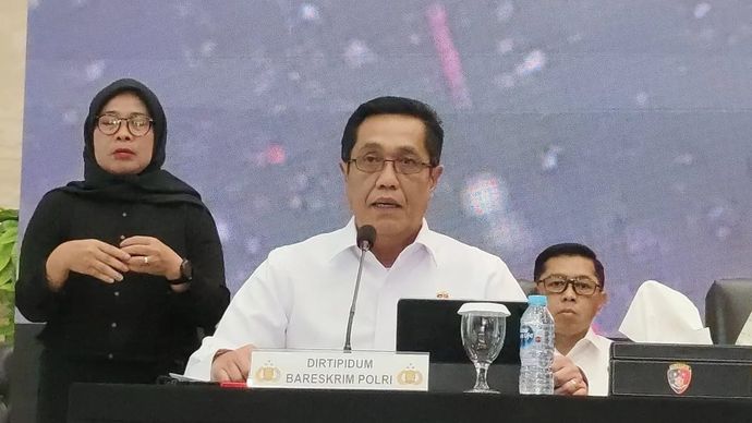 Direktur Tindak Pidana Umum (Dirtipidum) Bareskrim Polri Brigjen Pol. Djuhandhani Rahardjo Puro (tengah) berbicara dalam konferensi pers di Gedung Bareskrim Polri, Jakarta, Rabu 24 September 2025. ANTARA/Nadia Putri Rahmani.
