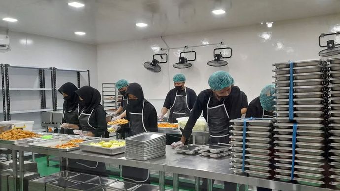 Petugas tengah menyiapkan Makan Bergizi Gratis (MBG) di SPPG Cimahi, Jawa Barat.