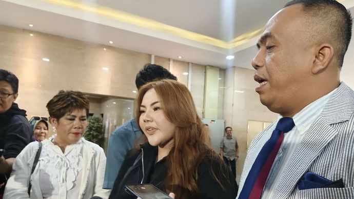 Selebgram Lisa Mariana (tengah) bersama kedua kuasa hukumnya memberikan keterangan kepada awak media di Gedung Bareskrim Polri, Jakarta, Kamis, 11 September 2025.