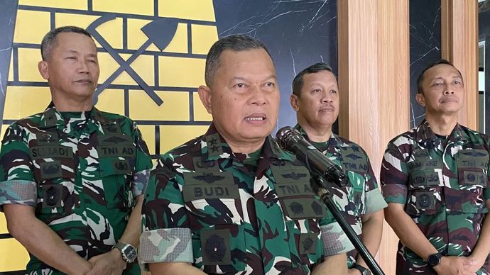 Kepala Pusat Zeni Angkatan Darat (Kapusziad) Mayor Jenderal TNI Budi Hariswanto (kedua kiri) menjawab pertanyaan wartawan di Markas Pusziad, Jakarta, Rabu (15/10/2025). 
