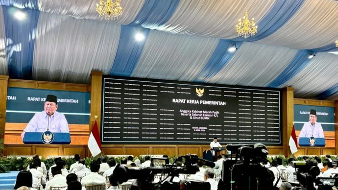 Presiden Prabowo Subianto memberikan taklimat di hadapan 800 pejabat negara mulai dari menteri sampai dengan eselon I kementerian/lembaga saat Rapat Kerja Pemerintah di Halaman Tengah Istana Kepresidenan, Jakarta, Rabu (8/4/2026). ANTARA/Genta Tenri 