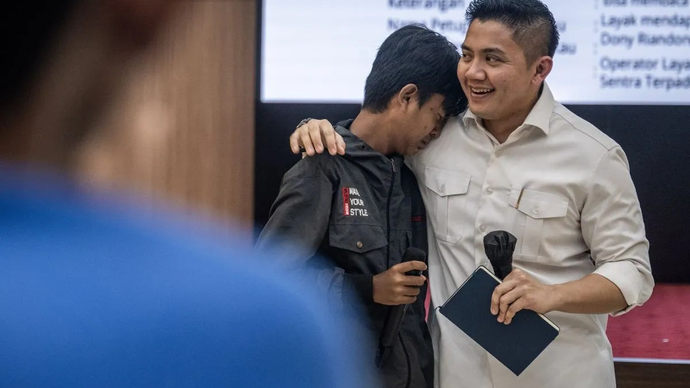 Sekretaris Kabinet (Seskab) Teddy Indra Wijaya (kanan) berbincang dengan calon siswa saat meninjau bakal Sekolah Rakyat di kompleks Sekolah Tinggi Ilmu Adminstrasi Lembaga Administrasi Negara (STIA LAN), Penjompongan, Jakarta, Rabu (22/4/2026). Peninjauan tersebut untuk memastikan kesiapan sarana dan prasarana ekolah Rakyat yang menampung sebanyak 100 siswa dari keluarga tidak mampu untuk memperoleh pendidikan dengan lingkungan berkualitas. ANTARA FOTO/Bayu Pratama S.
