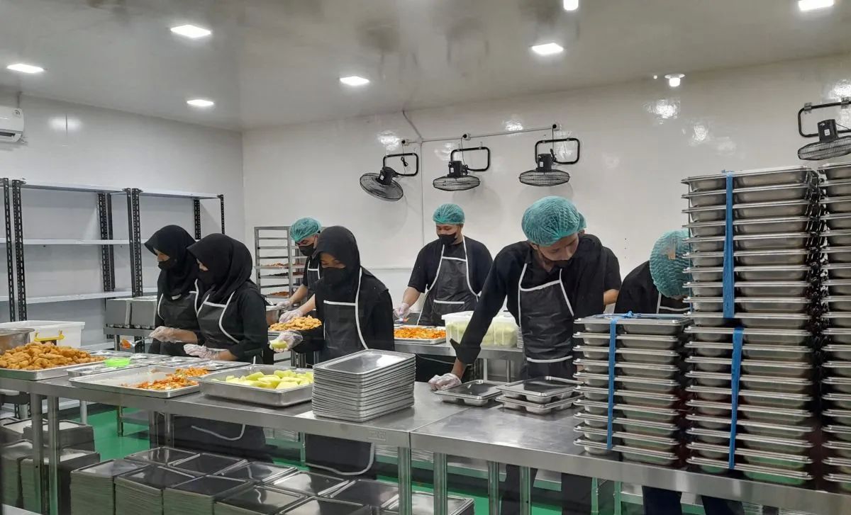 Petugas tengah menyiapkan Makan Bergizi Gratis (MBG) di SPPG Cimahi, Jawa Barat. <b>(ANTARA)</b>