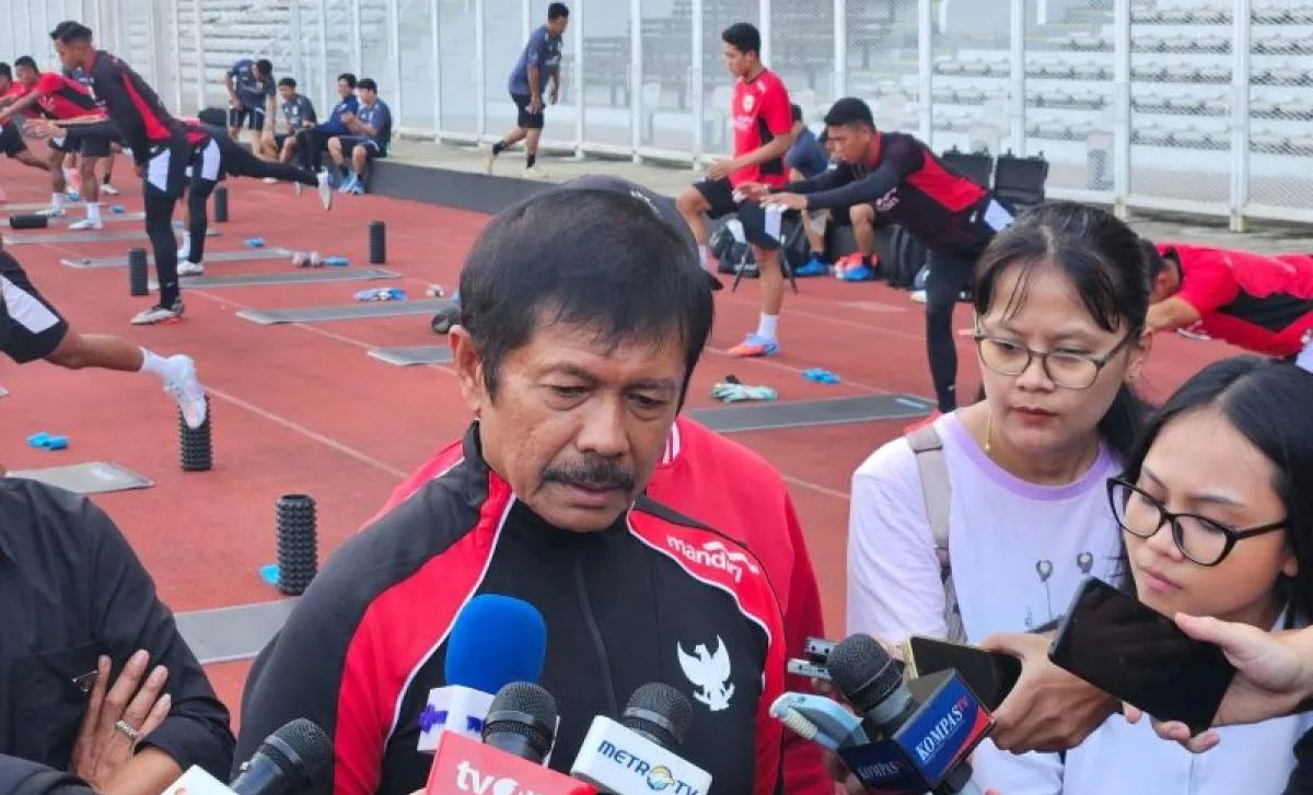 Pelatih timnas Indonesia U23 untuk SEA Games 2025, Indra Sjafri, menjawab pertanyaan di Stadion Madya, Jakarta, Jumat, 3 Oktober 2025. <b>(ANTARA)</b>