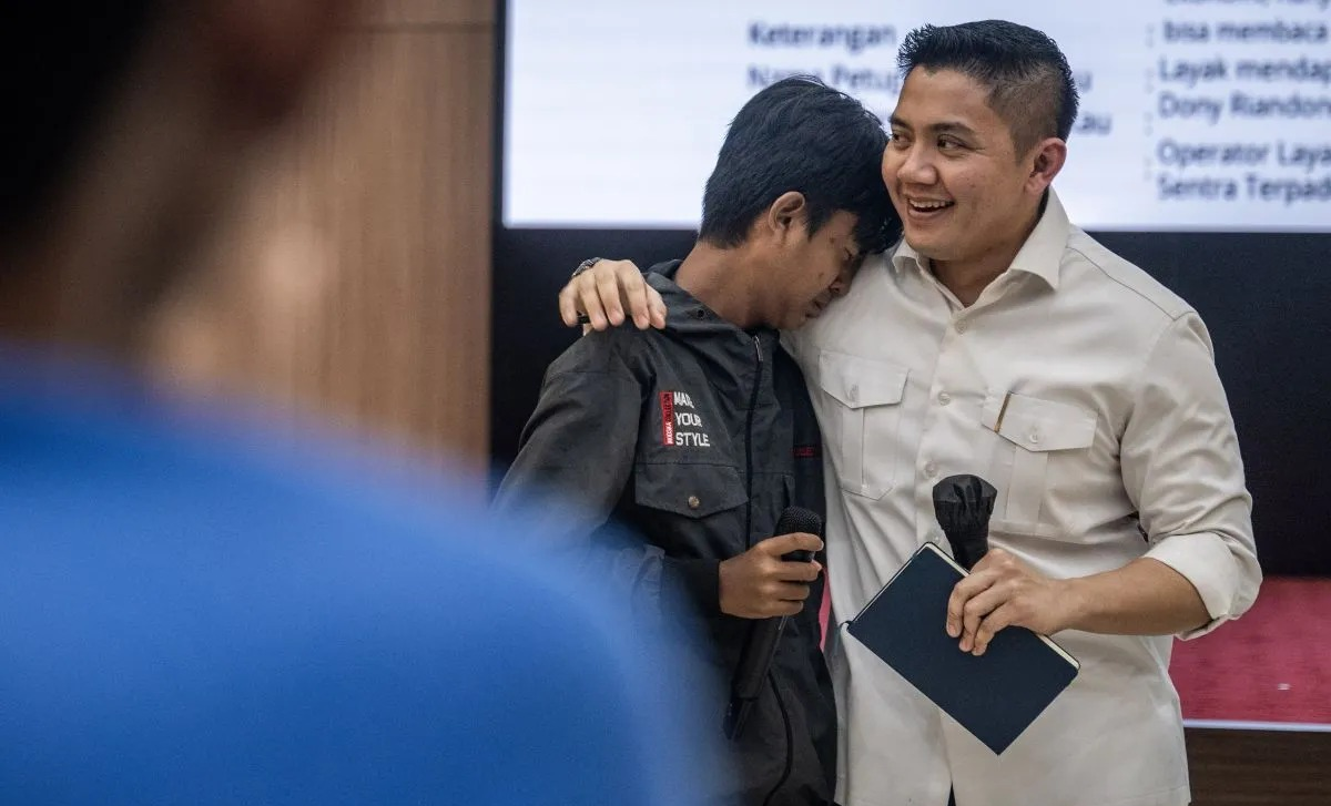 Sekretaris Kabinet (Seskab) Teddy Indra Wijaya (kanan) berbincang dengan calon siswa saat meninjau bakal Sekolah Rakyat di kompleks Sekolah Tinggi Ilmu Adminstrasi Lembaga Administrasi Negara (STIA LAN), Penjompongan, Jakarta, Rabu (22/4/2026). Penin <b>(Antara)</b>