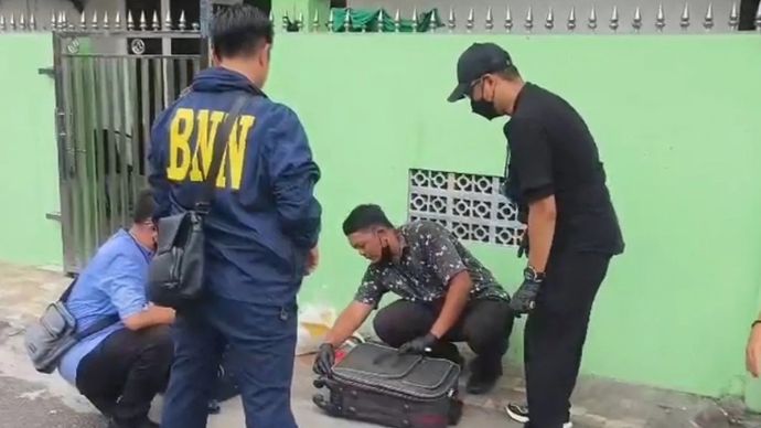 Badan Narkotika Nasional (BNN) menggerebek Kampung Ambon, Cengkareng, Jakarta Barat terkait narkoba.