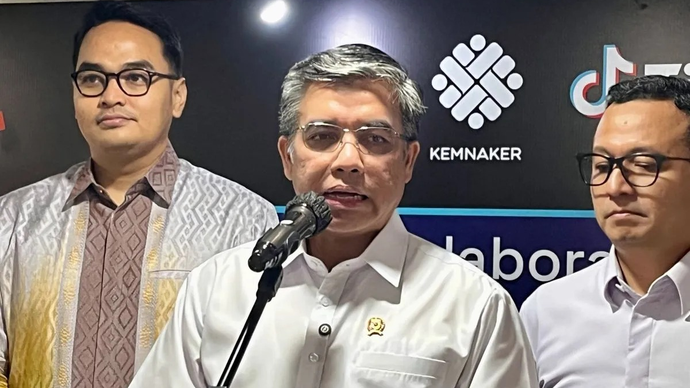 Menteri Ketenagakerjaan (Menaker) Yassierli (tengah) memberikan keterangan pers di Gedung Vokasi Kemnaker RI, Jakarta, Rabu (15/4/2026). (ANTARA/Arnidhya Nur Zhafira)